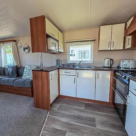 Great 6 Berth Caravan With Decking At Manor Park In Hunstanton Ref 23017B Exteriör bild