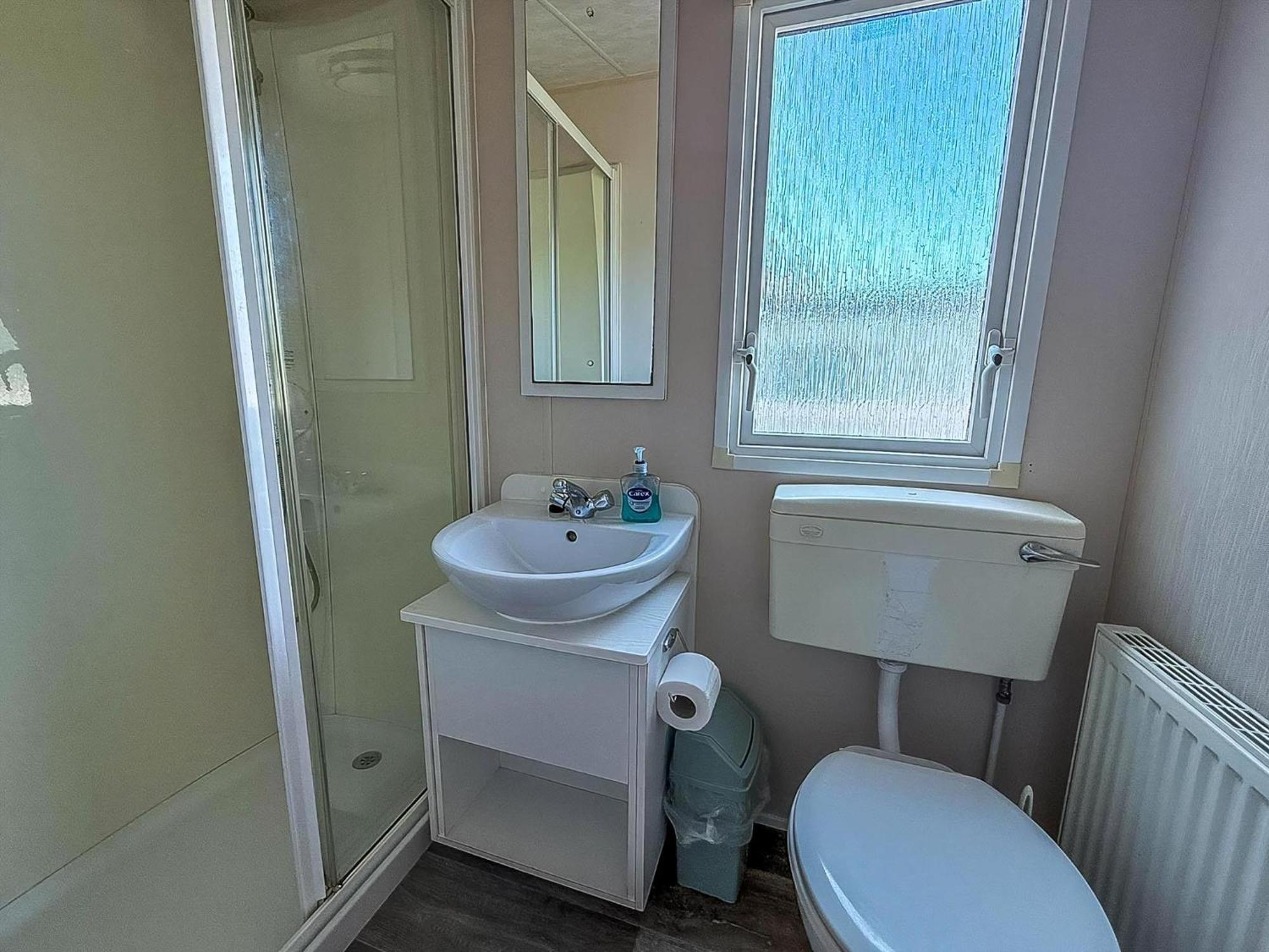 Great 6 Berth Caravan With Decking At Manor Park In Hunstanton Ref 23017B Exteriör bild