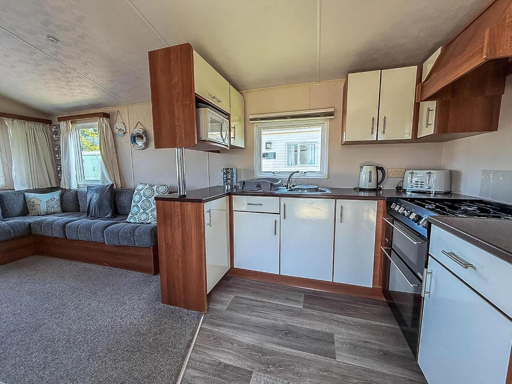 Great 6 Berth Caravan With Decking At Manor Park In Hunstanton Ref 23017B Exteriör bild