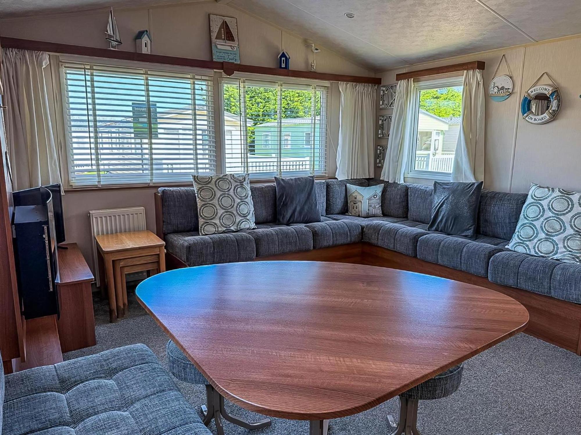 Great 6 Berth Caravan With Decking At Manor Park In Hunstanton Ref 23017B Exteriör bild
