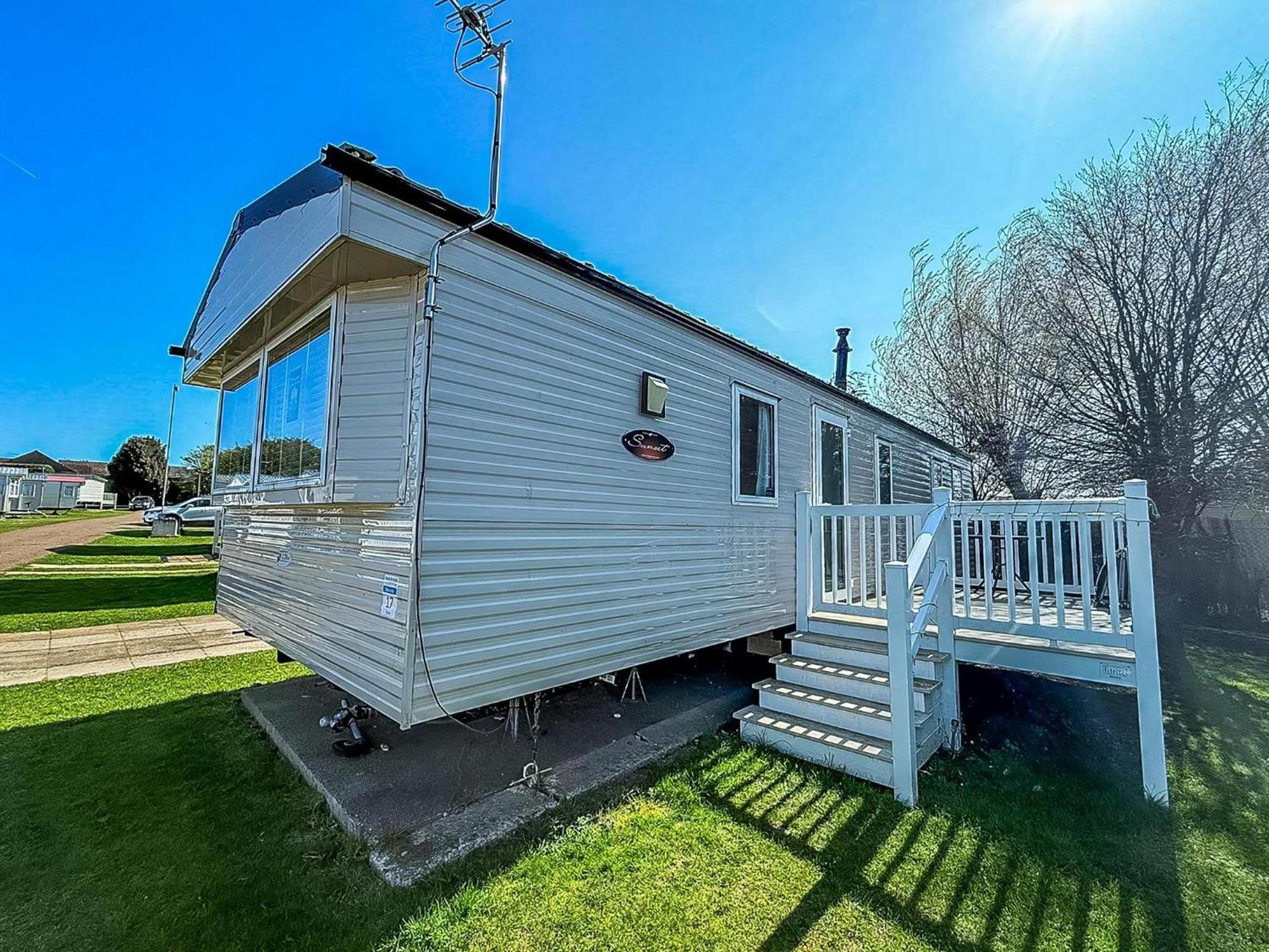 Great 6 Berth Caravan With Decking At Manor Park In Hunstanton Ref 23017B Exteriör bild