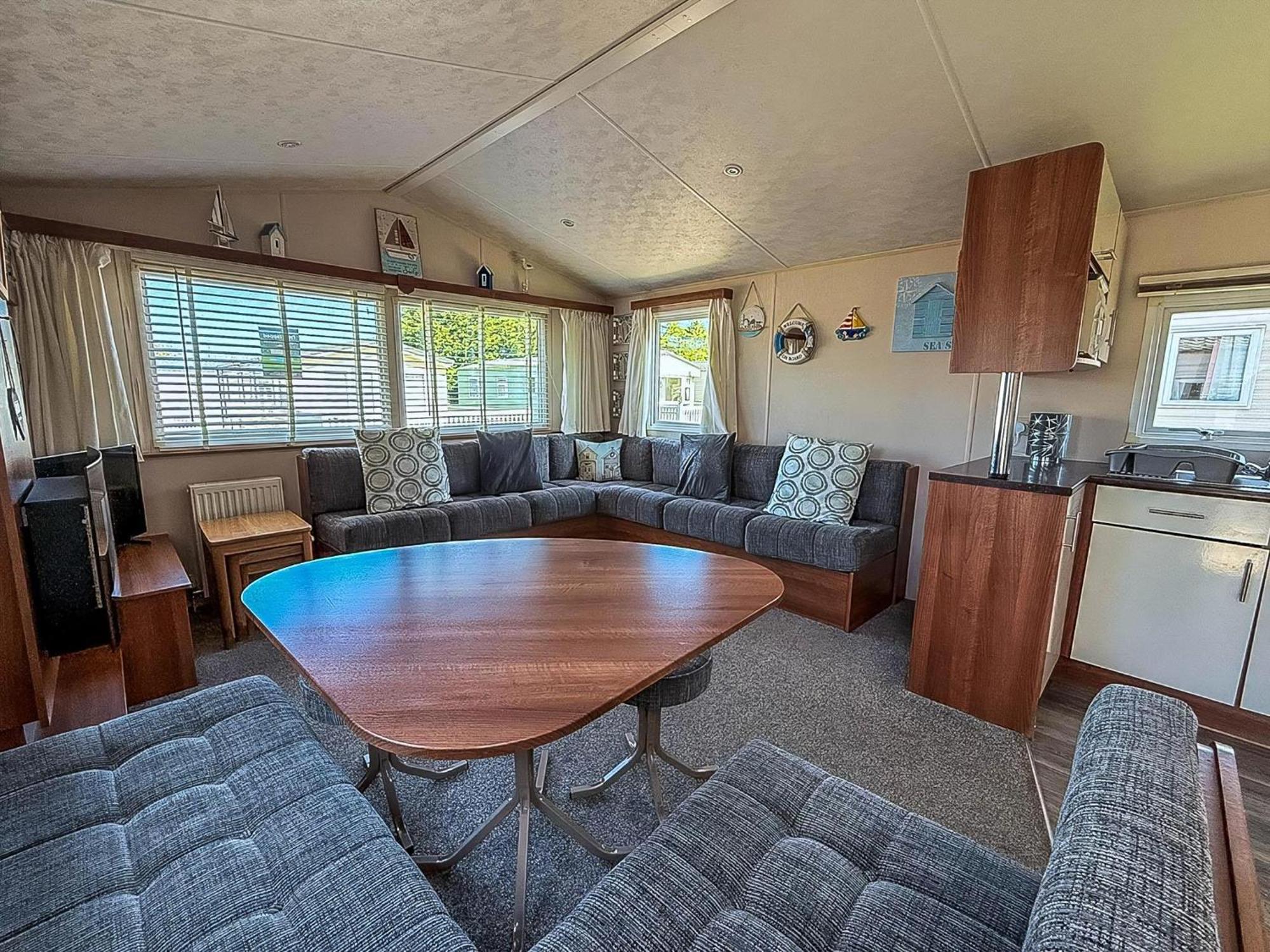 Great 6 Berth Caravan With Decking At Manor Park In Hunstanton Ref 23017B Exteriör bild