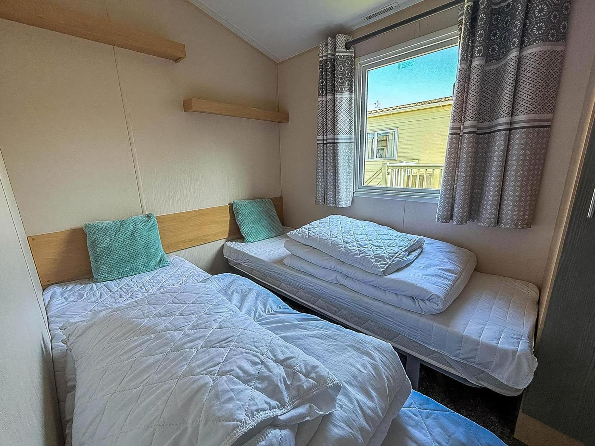 Great 6 Berth Caravan With Decking At Manor Park In Hunstanton Ref 23017B Exteriör bild