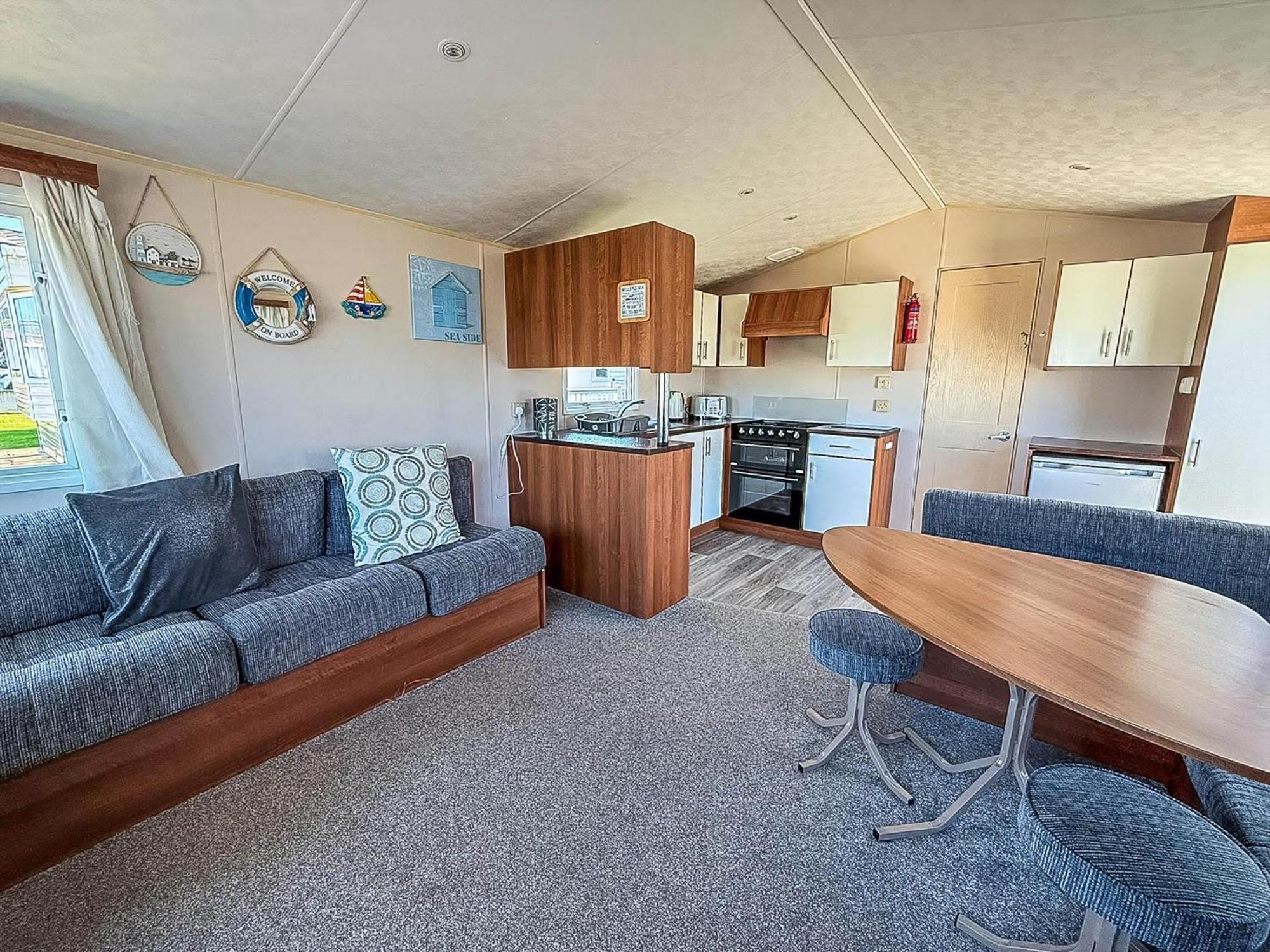 Great 6 Berth Caravan With Decking At Manor Park In Hunstanton Ref 23017B Exteriör bild